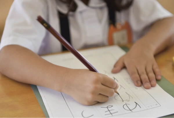 字を書く子ども