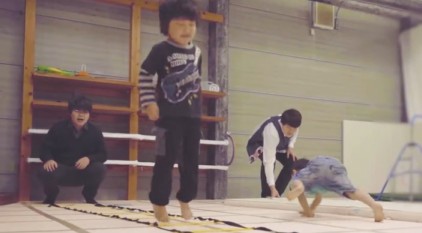 ラダーを走る子ども