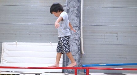 平均台を歩く子ども