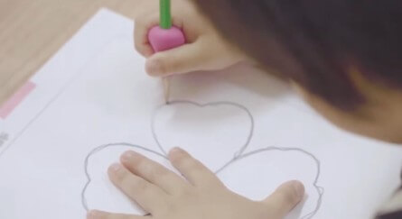 なぞり書きをする子ども