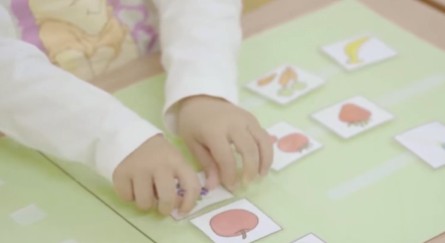 マッチングワークをする子ども
