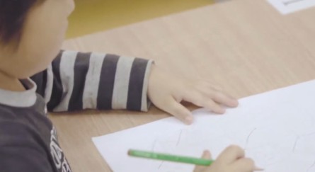 聞き取りをする子ども
