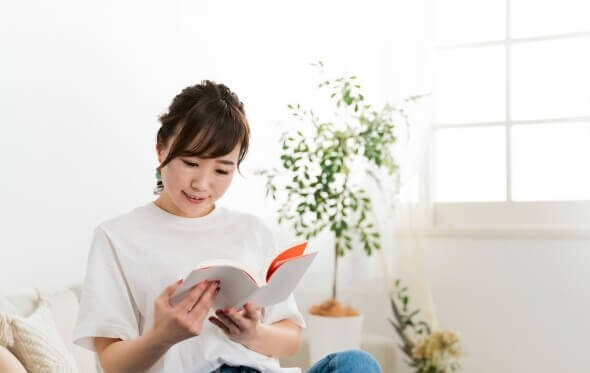 連絡帳を見る母親