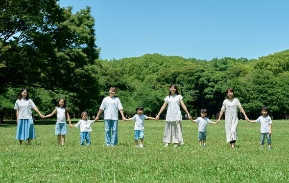 手をつなぐ大人と子ども